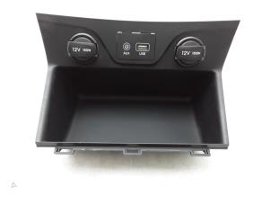 Nieuwe AUX/USB aansluiting Hyundai Tucson (TL) 2.0 CRDi 16V 2WD Prijs € 36,24 Inclusief btw aangeboden door Japoto Parts B.V.