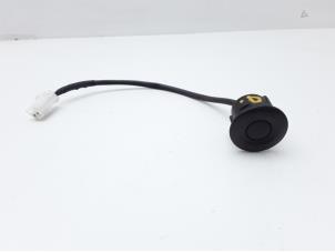 Gebruikte Sensor PDC Mazda 2 (DE) 1.3 16V S-VT High Power Prijs € 24,99 Margeregeling aangeboden door Japoto Parts B.V.