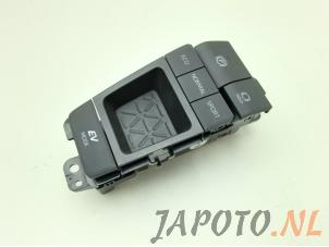 Gebruikte Schakelaar handrem Toyota RAV4 (A5) 2.5 Hybrid 16V Prijs € 104,95 Margeregeling aangeboden door Japoto Parts B.V.