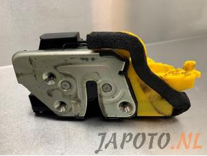 Gebruikte Portierslot Mechaniek 4Deurs links-voor Kia Cee'd Sportswagon (JDC5) 1.6 GDI 16V Prijs € 49,95 Margeregeling aangeboden door Japoto Parts B.V.