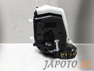 Gebruikte Deurslot Mechaniek 4Deurs links-achter Toyota Yaris III (P13) 1.33 16V Dual VVT-I Prijs € 29,99 Margeregeling aangeboden door Japoto Parts B.V.