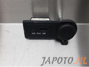 Gebruikte AUX/USB aansluiting Kia Venga 1.6 CVVT 16V Prijs € 14,95 Margeregeling aangeboden door Japoto Parts B.V.