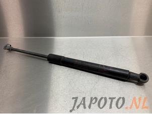 Gebruikte Achterklepdemper rechts-achter Toyota iQ 1.0 12V VVT-i Prijs € 12,50 Margeregeling aangeboden door Japoto Parts B.V.