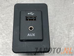 Gebruikte AUX/USB aansluiting Nissan Note (E12) 1.2 68 Prijs € 14,95 Margeregeling aangeboden door Japoto Parts B.V.