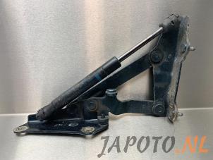Gebruikte Achterklep Scharnier Mazda RX-8 (SE17) M5 Prijs € 29,95 Margeregeling aangeboden door Japoto Parts B.V.