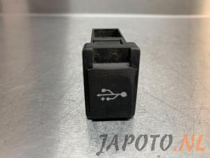 Gebruikte AUX/USB aansluiting Toyota Yaris III (P13) 1.5 16V Dual VVT-iE Prijs € 24,95 Margeregeling aangeboden door Japoto Parts B.V.