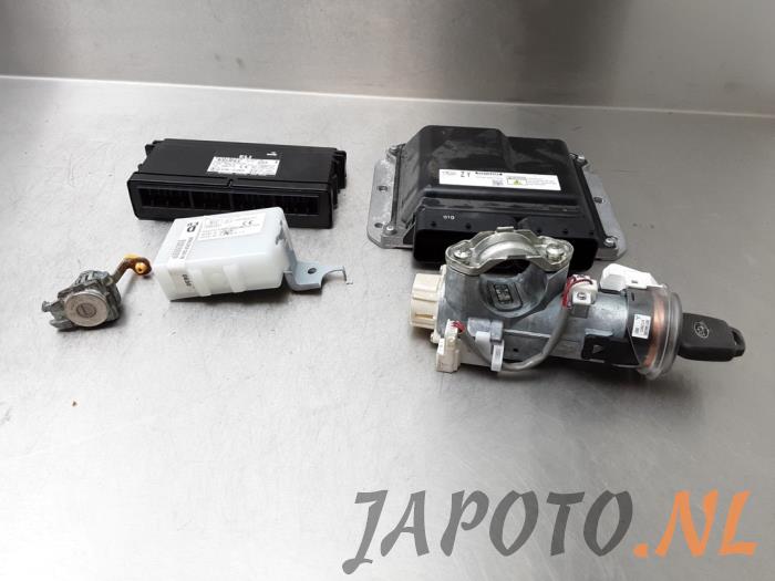 Kontaktslot + computer van een Subaru Forester (SH) 2.0D 2011