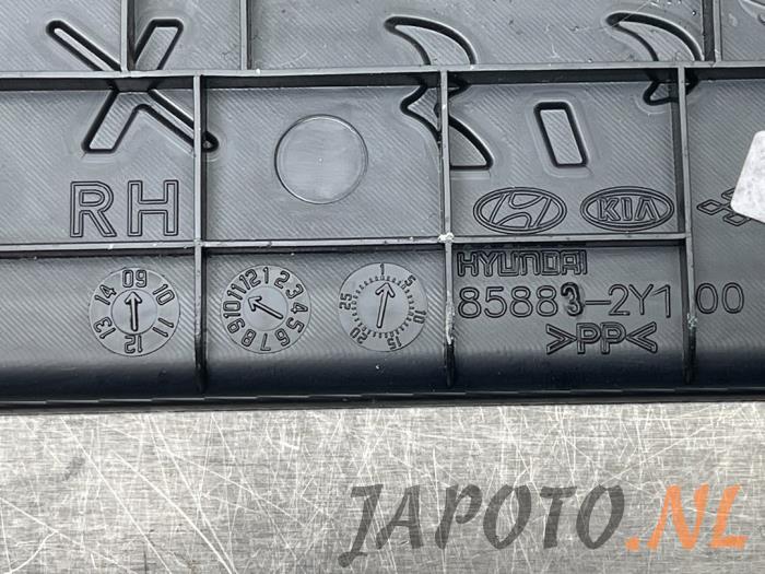 Afdeklijst dorpel rechts van een Hyundai iX35 (LM) 1.6 GDI 16V 2012