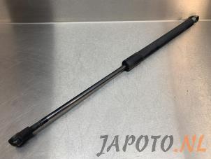 Gebruikte Kofferdekseldemper rechts-achter Toyota Avensis Wagon (T25/B1E) 1.8 16V VVT-i Prijs € 14,95 Margeregeling aangeboden door Japoto Parts B.V.