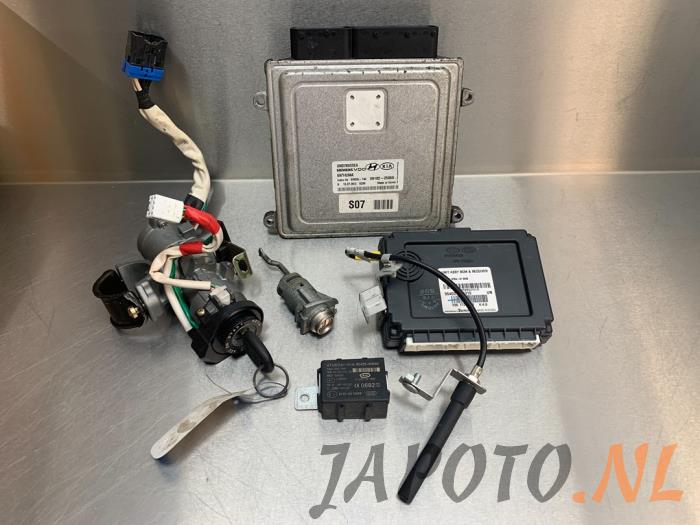 Gebruikte Kontaktslot + computer Kia Carens III (FG) 2.0i CVVT 16V Prijs € 131,20 Margeregeling aangeboden door Japoto Parts B.V.