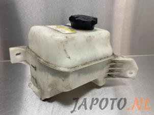 Gebruikte Koelvloeistof Reservoir Kia Carens III (FG) 2.0i CVVT 16V Prijs € 24,95 Margeregeling aangeboden door Japoto Parts B.V.