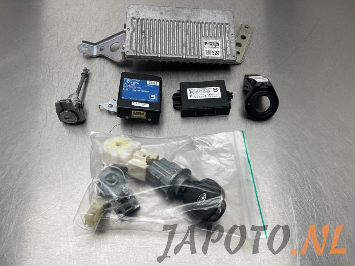 Gebruikte Kontaktslot + computer Subaru Trezia 1.33 16V Dual VVT-I Prijs € 209,95 Margeregeling aangeboden door Japoto Parts B.V.