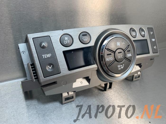 Kachel Bedieningspaneel van een Toyota Verso 2.0 16V D-4D-F 2010