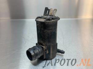 Gebruikte Ruitensproeierpomp achter Daihatsu Terios (J1) 1.3 16V 4x4 Prijs € 15,74 Margeregeling aangeboden door Japoto Parts B.V.