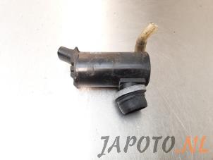 Gebruikte Ruitensproeierpomp achter Toyota RAV4 (A2) 1.8 16V VVT-i 4x2 Prijs € 15,70 Margeregeling aangeboden door Japoto Parts B.V.