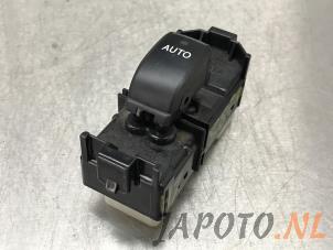 Gebruikte Raam schakelaar elektrisch Toyota Corolla Wagon (E12) 1.6 16V VVT-i Prijs € 10,45 Margeregeling aangeboden door Japoto Parts B.V.
