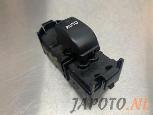 Gebruikte Raam schakelaar elektrisch Toyota Corolla Wagon (E12) 1.6 16V VVT-i Prijs € 15,70 Margeregeling aangeboden door Japoto Parts B.V.