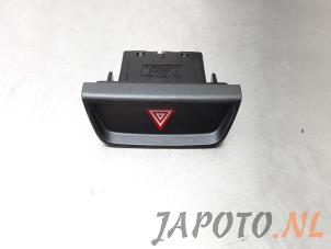 Gebruikte Paniekverlichtings Schakelaar Kia Sportage (SL) 2.0 CVVT 16V 4x2 Prijs € 9,99 Margeregeling aangeboden door Japoto Parts B.V.