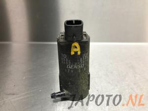 Gebruikte Ruitensproeierpomp achter Toyota RAV4 (A2) 2.0 16V VVT-i 4x4 Prijs € 20,95 Margeregeling aangeboden door Japoto Parts B.V.