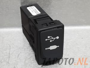Gebruikte AUX/USB aansluiting Toyota Yaris III (P13) 1.0 12V VVT-i Prijs € 24,95 Margeregeling aangeboden door Japoto Parts B.V.