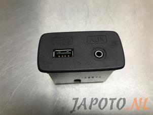 Gebruikte AUX/USB aansluiting Subaru Legacy Wagon (BR) 2.5 16V Prijs € 24,95 Margeregeling aangeboden door Japoto Parts B.V.