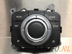 Gebruikte Navigatie bedienings paneel Mazda CX-5 I (KE,GH) 2.2 SkyActiv-D 16V 2WD Prijs € 78,74 Margeregeling aangeboden door Japoto Parts B.V.