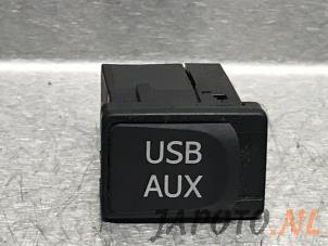 Gebruikte AUX/USB aansluiting Lexus CT 200h 1.8 16V Prijs € 24,95 Margeregeling aangeboden door Japoto Parts B.V.