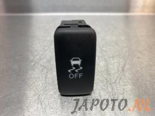 Gebruikte Schakelaar ESP Lexus IS C (E2) 250 C 2.5 V6 24V Prijs € 20,95 Margeregeling aangeboden door Japoto Parts B.V.