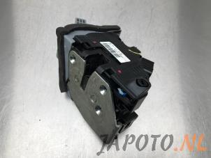 Gebruikte Deurslot Mechaniek 4Deurs links-achter Kia Carens IV (RP) 1.6 GDI 16V Prijs € 59,95 Margeregeling aangeboden door Japoto Parts B.V.