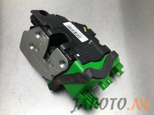 Gebruikte Portierslot Mechaniek 4Deurs rechts-voor Kia Carens IV (RP) 1.6 GDI 16V Prijs € 59,95 Margeregeling aangeboden door Japoto Parts B.V.