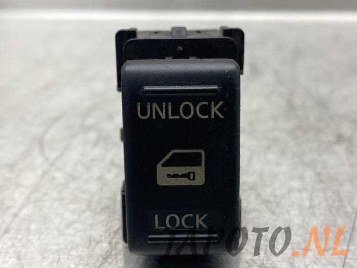 Central locking switch Nissan NV200