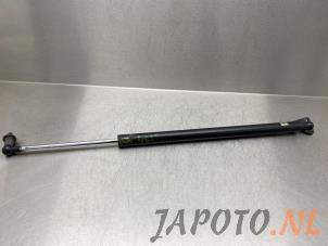 Gebruikte Kofferdekseldemper rechts-achter Mitsubishi Grandis (NA) 2.4 16V MIVEC Prijs € 10,45 Margeregeling aangeboden door Japoto Parts B.V.