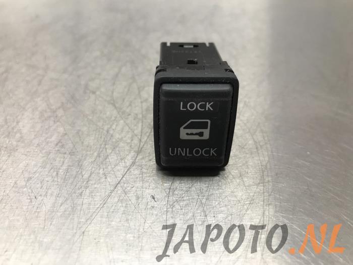 Central locking switch Nissan Note