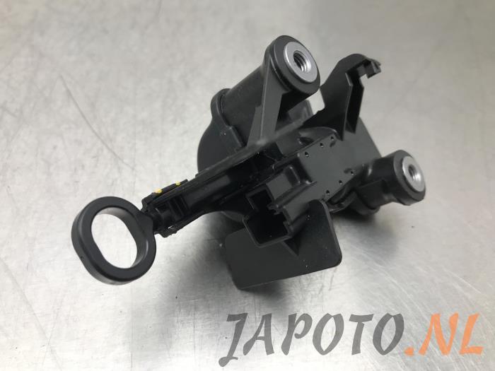 Portiervergrendelings Motor van een Toyota Aygo (B40) 1.0 12V VVT-i 2017