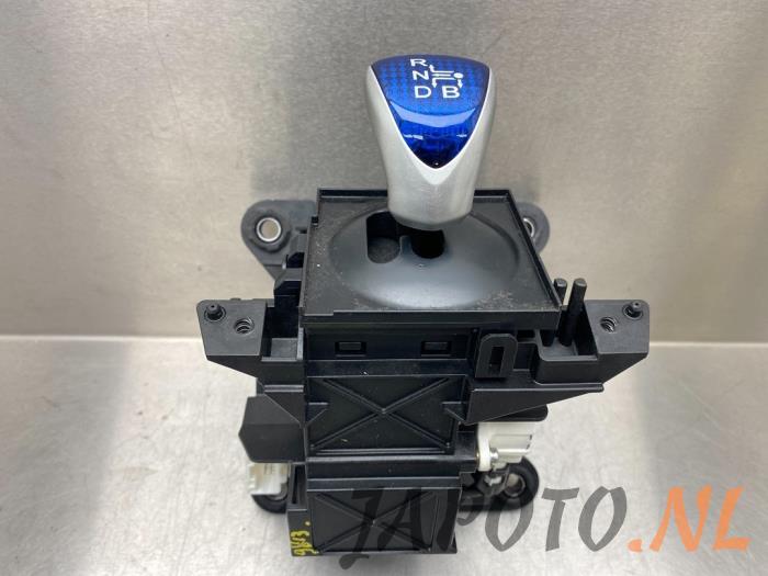 Gebruikte Selectiehendel automaat Toyota Auris (E15) 1.8 16V HSD Full Hybrid Prijs € 26,24 Margeregeling aangeboden door Japoto Parts B.V.
