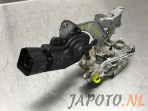 Gebruikte Deurslot Mechaniek 4Deurs links-achter Daihatsu Trevis 1.0 12V DVVT Prijs € 31,49 Margeregeling aangeboden door Japoto Parts B.V.