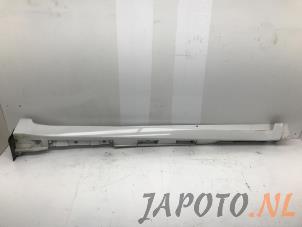 Gebruikte Zijskirt rechts Toyota Avensis Wagon (T27) 1.8 16V VVT-i Prijs € 75,00 Margeregeling aangeboden door Japoto Parts B.V.