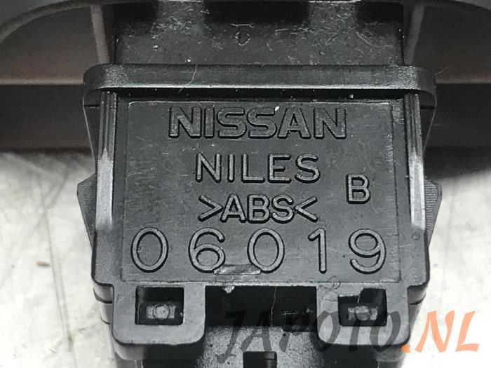 Paniekverlichtings Schakelaar van een Nissan Micra (K13) 1.2 12V 2011