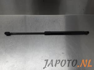 Gebruikte Kofferdekseldemper rechts-achter Suzuki Swift (ZA/ZC/ZD) 1.2 16V Prijs € 14,95 Margeregeling aangeboden door Japoto Parts B.V.