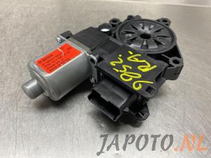 Gebruikte Motor electrisch raam Hyundai i40 CW (VFC) 2.0 GDI 16V Prijs € 49,95 Margeregeling aangeboden door Japoto Parts B.V.