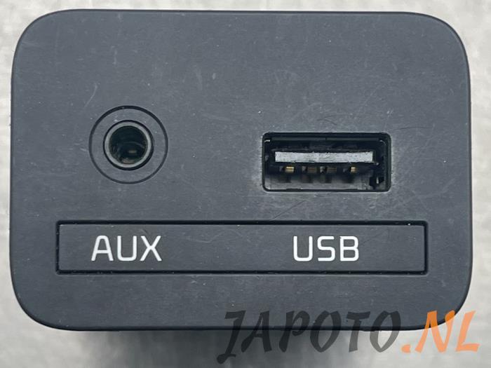 Aftermarket USB Port for Car, AUX and USB Port