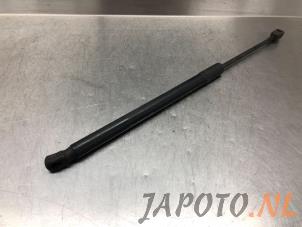 Gebruikte Kofferdekseldemper links-achter Hyundai iX20 (JC) 1.4i 16V Prijs € 15,70 Margeregeling aangeboden door Japoto Parts B.V.