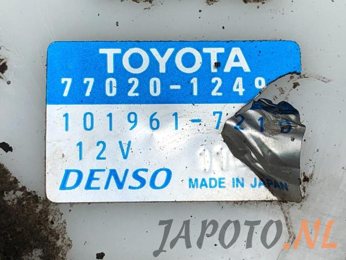 Benzinepomp van een Toyota Corolla (E12) 1.6 16V VVT-i 2004