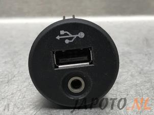 Gebruikte AUX/USB aansluiting Nissan Juke (F15) 1.6 16V Prijs € 14,99 Margeregeling aangeboden door Japoto Parts B.V.