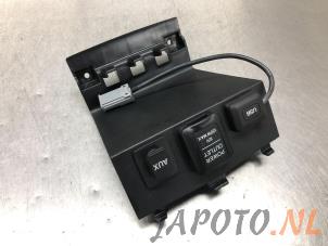 Gebruikte AUX/USB aansluiting Honda Civic (FK1/2/3) 1.4i VTEC 16V Prijs € 29,00 Margeregeling aangeboden door Japoto Parts B.V.