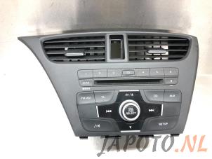 Gebruikte Radio CD Speler Honda Civic (FK1/2/3) 1.4i VTEC 16V Prijs € 135,00 Margeregeling aangeboden door Japoto Parts B.V.