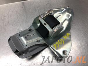 Gebruikte Veiligheidsgordel midden-achter Toyota RAV4 (A3) 2.2 D-4D-F 16V 4x4 Prijs € 49,95 Margeregeling aangeboden door Japoto Parts B.V.