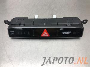 Gebruikte Alarmlicht Schakelaar Hyundai i20 1.2i 16V Prijs € 9,99 Margeregeling aangeboden door Japoto Parts B.V.