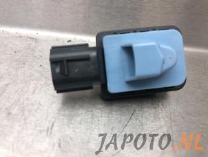 Gebruikte Sensor Airbag Toyota Yaris IV (P21/PA1/PH1) 1.5 12V Hybrid Prijs € 24,99 Margeregeling aangeboden door Japoto Parts B.V.