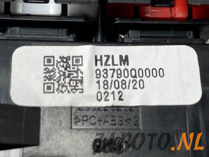 Alarmlicht Schakelaar van een Hyundai i20 (BC3) 1.0 T-GDI 100 Mild Hybrid 48V 12V 2020